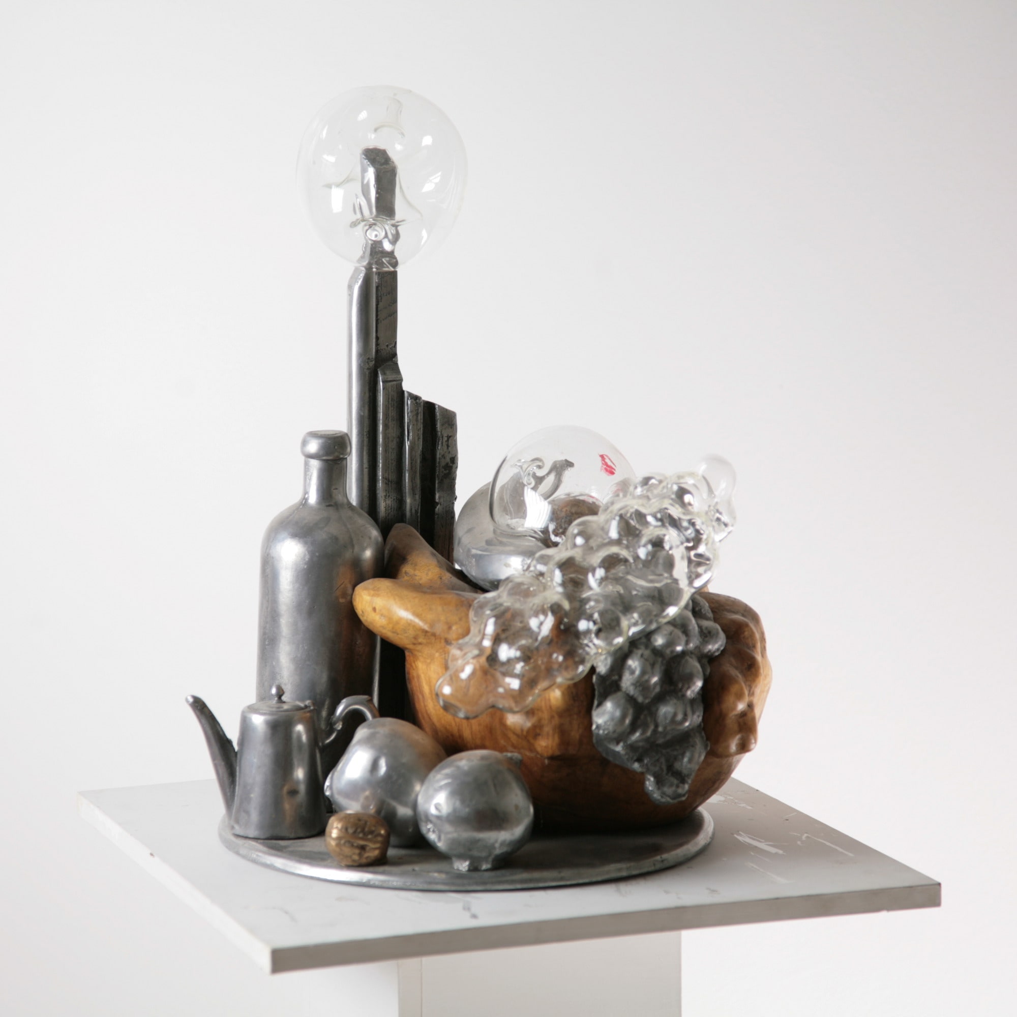 Federico Errante artista: Natura morta metropolitana, 1998 (scultura in noce, alluminio, bronzo e vetro soffiato) - opera di denuncia sociale: il benessere è fragile.